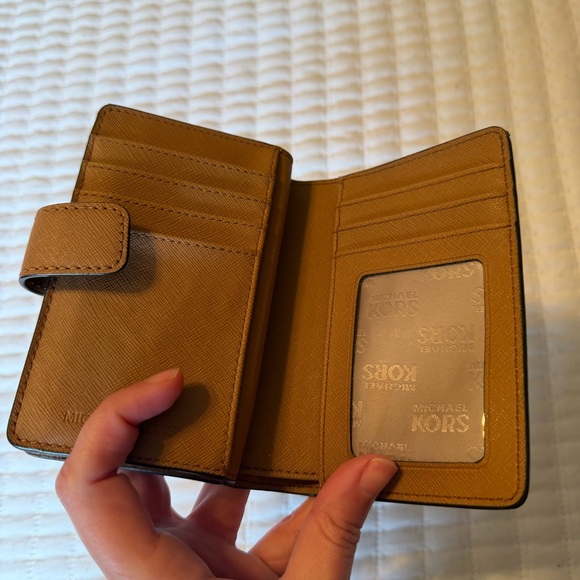 Michael Kors Medium Signature Logo Wallet - Picture 4 of 5